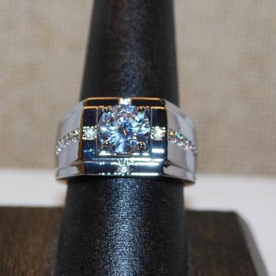 Size 11 Single Clear Center Stone Ring with Line Accents on a Solid Silver Tone Band (7.2g)