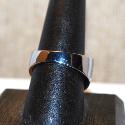 Size 11 Single Clear Center Stone Ring with Line Accents on a Solid Silver Tone Band (7.2g)