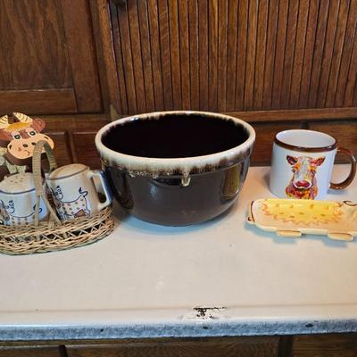Large unmarked Gourmet Brown drip glaze mixing bowl with a variety of cute brown cows!