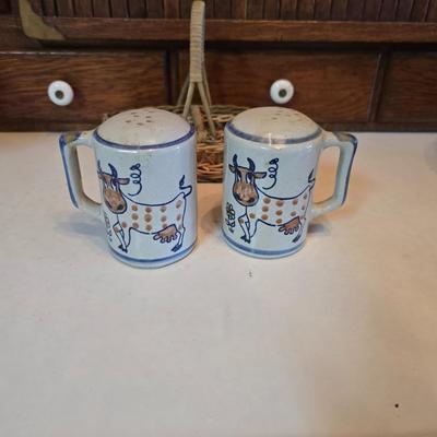 Large unmarked Gourmet Brown drip glaze mixing bowl with a variety of cute brown cows!