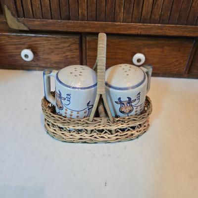 Large unmarked Gourmet Brown drip glaze mixing bowl with a variety of cute brown cows!