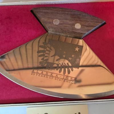 Wooden cutting board with 5 Pampered Chef Quickut Paring Knives and an Alaskan Ulu knife