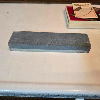 Wooden cutting board with 5 Pampered Chef Quickut Paring Knives and an Alaskan Ulu knife