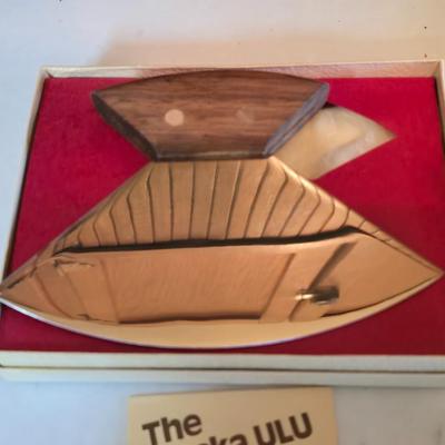 Wooden cutting board with 5 Pampered Chef Quickut Paring Knives and an Alaskan Ulu knife