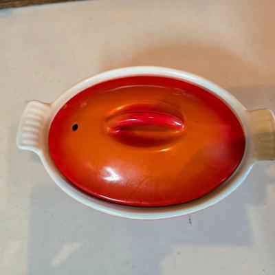 Descoware Made in Belgium Flame Red cast iron 2 1/2-quart Dutch oven