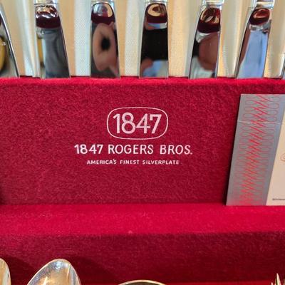 1847 Rogers Bros. "Daffodil" pattern silver-plate flatware set in a wooden chest.