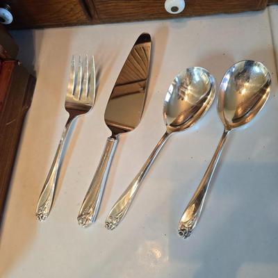 1847 Rogers Bros. "Daffodil" pattern silver-plate flatware set in a wooden chest.