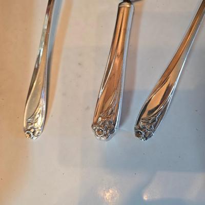 1847 Rogers Bros. "Daffodil" pattern silver-plate flatware set in a wooden chest.