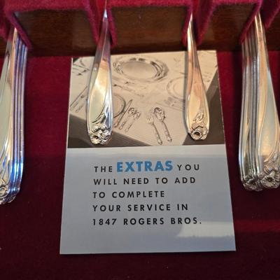 1847 Rogers Bros. "Daffodil" pattern silver-plate flatware set in a wooden chest.