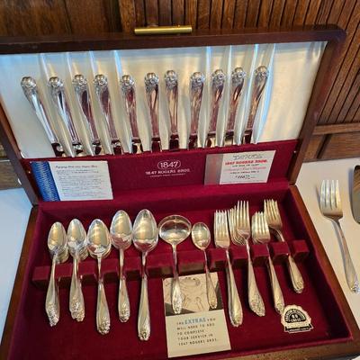 1847 Rogers Bros. "Daffodil" pattern silver-plate flatware set in a wooden chest.