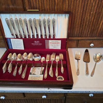 1847 Rogers Bros. "Daffodil" pattern silver-plate flatware set in a wooden chest.