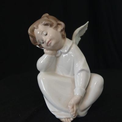 Lladró "Angel Dreaming" porcelain figure