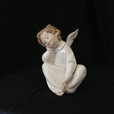Lladró "Angel Dreaming" porcelain figure