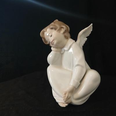 Lladró "Angel Dreaming" porcelain figure