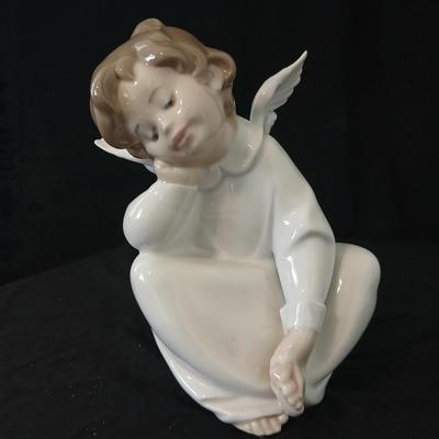 Lladró "Angel Dreaming" porcelain figure