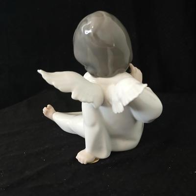 Lladró "Angel Wondering" 4962 classic, retired figurine from the Spanish porcelain manufacturer Lladró.