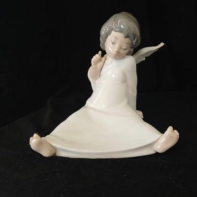 Lladró "Angel Wondering" 4962 classic, retired figurine from the Spanish porcelain manufacturer Lladró.