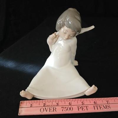 Lladró "Angel Wondering" 4962 classic, retired figurine from the Spanish porcelain manufacturer Lladró.