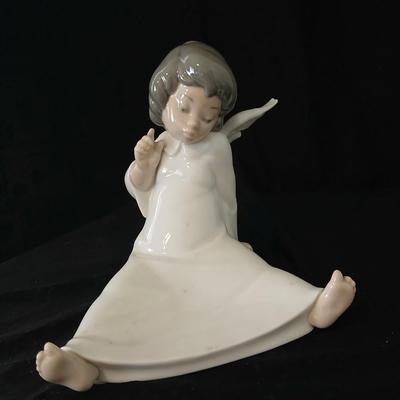 Lladró "Angel Wondering" 4962 classic, retired figurine from the Spanish porcelain manufacturer Lladró.