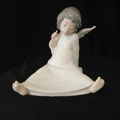 Lladró "Angel Wondering" 4962 classic, retired figurine from the Spanish porcelain manufacturer Lladró.