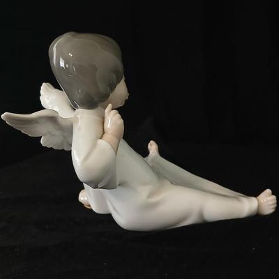 Lladró "Angel Wondering" 4962 classic, retired figurine from the Spanish porcelain manufacturer Lladró.