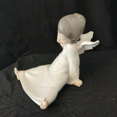 Lladró "Angel Wondering" 4962 classic, retired figurine from the Spanish porcelain manufacturer Lladró.