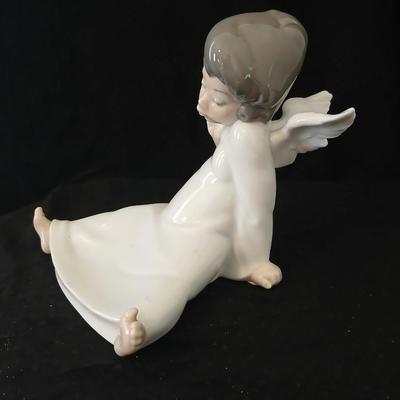Lladró "Angel Wondering" 4962 classic, retired figurine from the Spanish porcelain manufacturer Lladró.