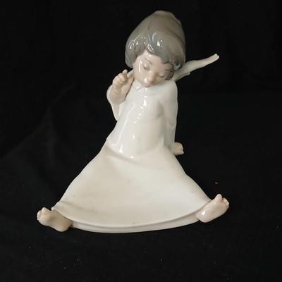 Lladró "Angel Wondering" 4962 classic, retired figurine from the Spanish porcelain manufacturer Lladró.
