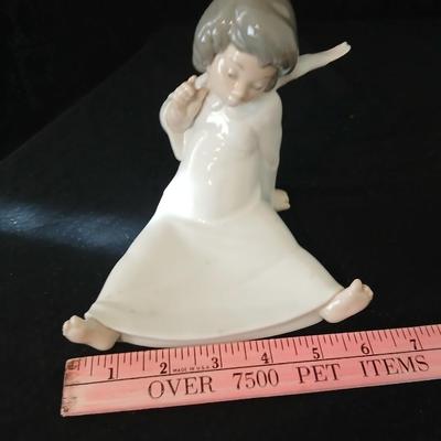 Lladró "Angel Wondering" 4962 classic, retired figurine from the Spanish porcelain manufacturer Lladró.