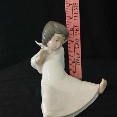 Lladró "Angel Wondering" 4962 classic, retired figurine from the Spanish porcelain manufacturer Lladró.