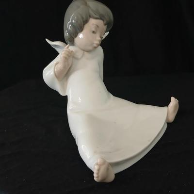 Lladró "Angel Wondering" 4962 classic, retired figurine from the Spanish porcelain manufacturer Lladró.