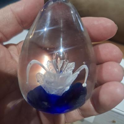 Sale Photo Thumbnail #3: blown glass paperweight, egg shape with cobalt blue and white flower