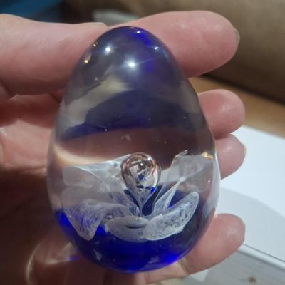 Sale Photo Thumbnail #5: blown glass paperweight, egg shape with cobalt blue and white flower
