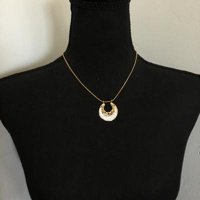 Beautiful, vintage, gold, toned mother of pearl, circular pendant necklace