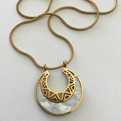 Beautiful, vintage, gold, toned mother of pearl, circular pendant necklace