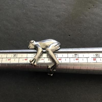 Silvertone frog finger ring