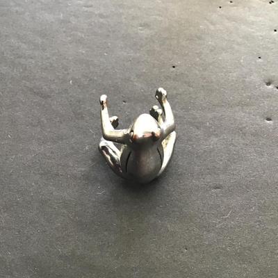 Silvertone frog finger ring