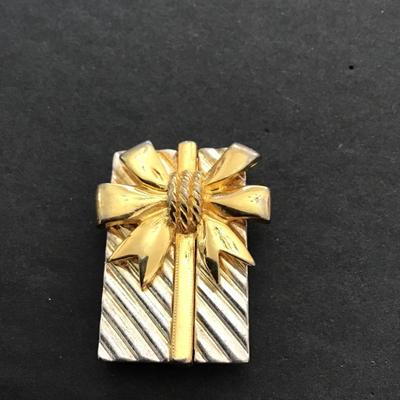 Vintage Premier design Christmas brooch