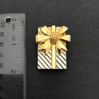 Vintage Premier design Christmas brooch