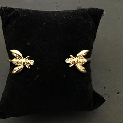Gold tone bee bracelet