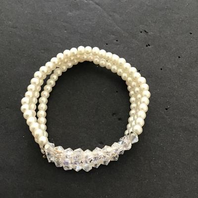 Very nice faux pearl glass bead stretch bracelet