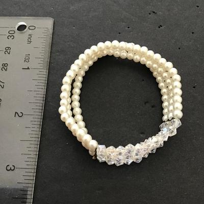 Very nice faux pearl glass bead stretch bracelet