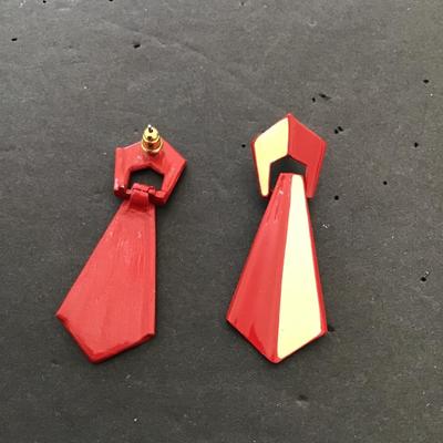 Very nice, red and beige colored earrings