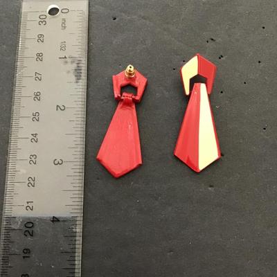 Very nice, red and beige colored earrings