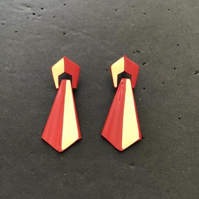 Very nice, red and beige colored earrings