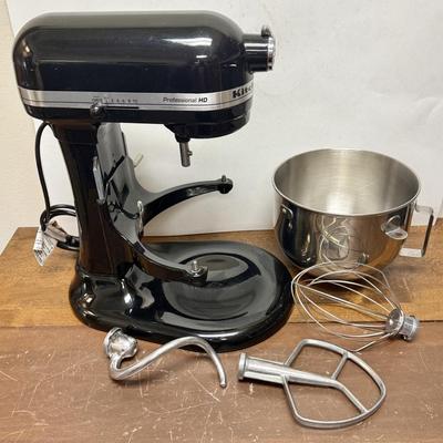 Sale Photo Thumbnail #326: Model KG25H7X0B. Includes mixer, bowl, and 3 attachments.  Tested, runs but is noisy (loud), may need simple lubrication and adjustment.