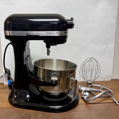 Sale Photo Thumbnail #324: Model KG25H7X0B. Includes mixer, bowl, and 3 attachments.  Tested, runs but is noisy (loud), may need simple lubrication and adjustment.