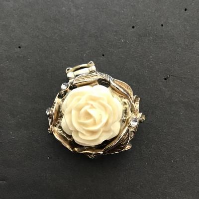 Cute Gold tones with white rose stretchy ring