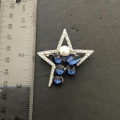 Very nice Silvertone fashion brooch