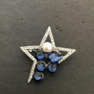 Very nice Silvertone fashion brooch